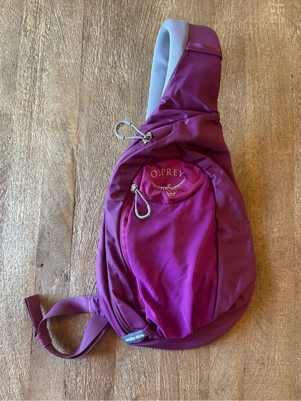 Osprey Daylite Sling in Eggplant Purple - Picture 3 of 6